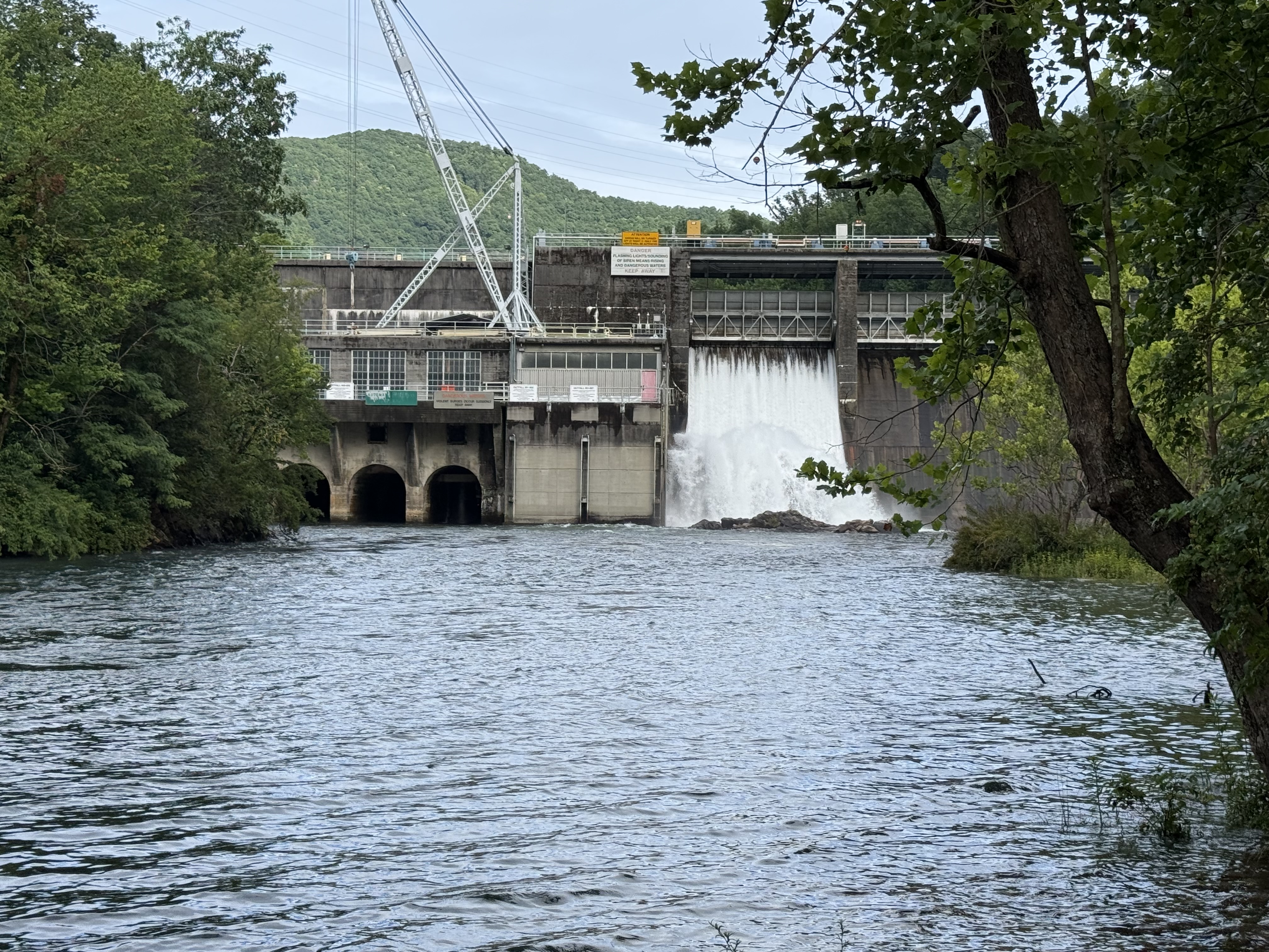 Wilbur Dam at full discharge